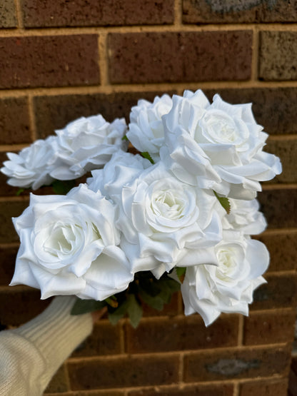 9 Head Stella Bouquet Roses Winter White