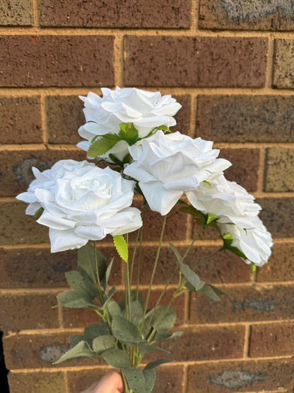 9 Head Stella Bouquet Roses Winter White